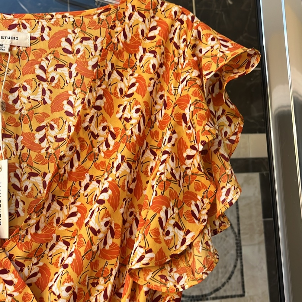 Max Studio top size M, NWT. - Picture 3 of 5